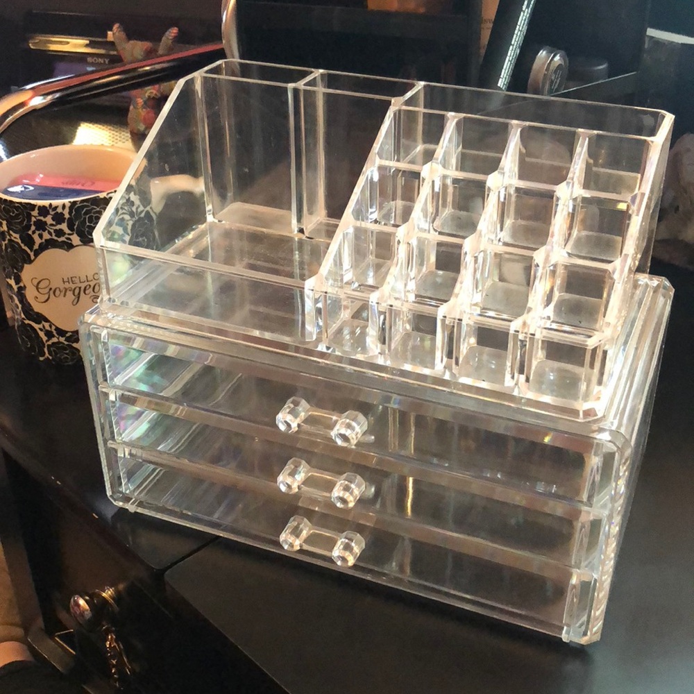 2 PIECE ACRYLIC MAKE UP STAND! 💎